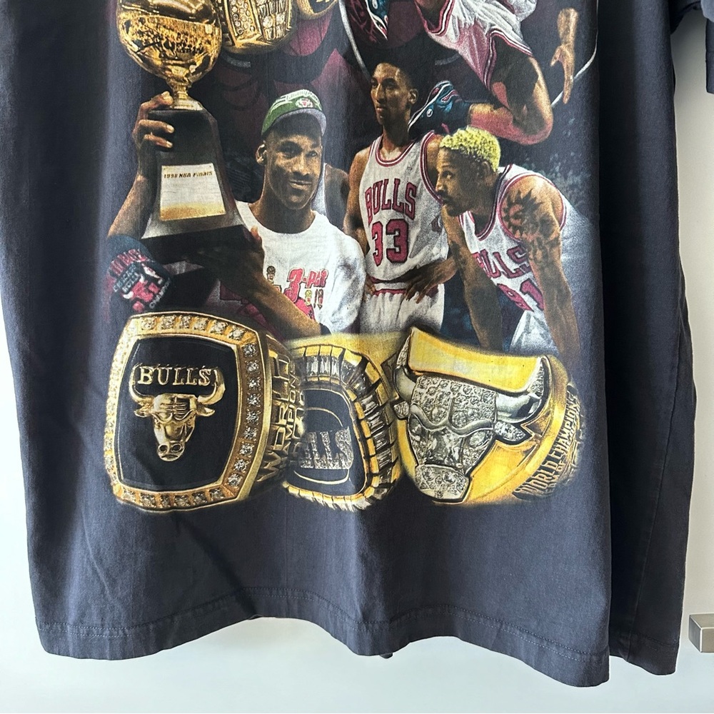 Marino Morwood • Chicago Bulls NBA Graphic Tee Shirt - Picture 3 of 6